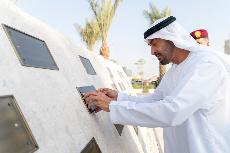 الشيخ محمد بن زايد خلال افتتاح حديقة شهداء حرس الرئاسة