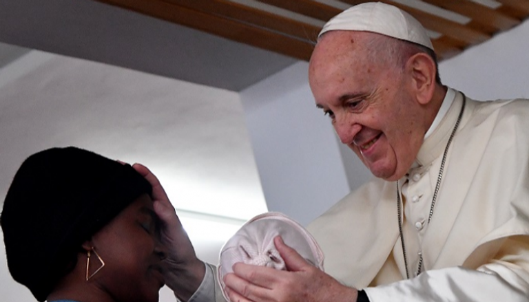 بابا الفاتيكان يزور مركزا صحيا لعلاج مرضى الإيدز 