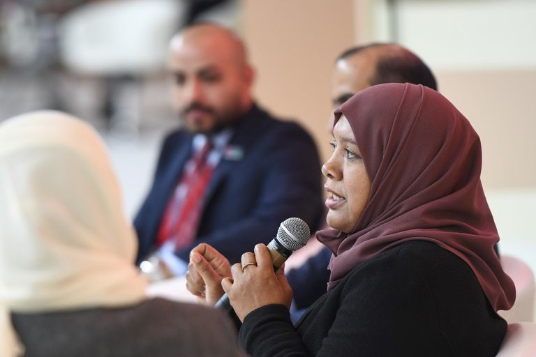 الجلسة حضرها ناشرون وأدباء من مختلف الوفود