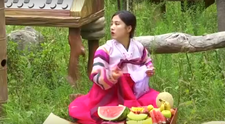 الأطباق تشمل فاكهة مثل الموز والتفاح