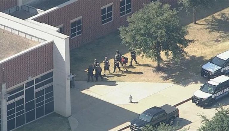 الشرطة الأمريكية تغلق مدرسة بتكساس لاشتباه في 