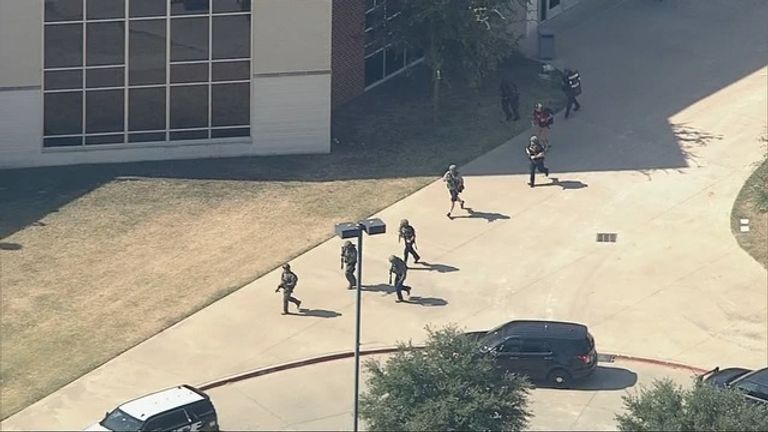 الشرطة الأمريكية تغلق مدرسة بتكساس لاشتباه في