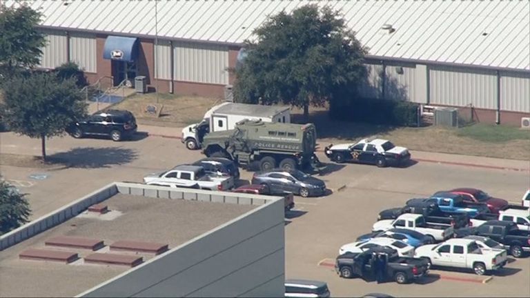 الشرطة الأمريكية تغلق مدرسة بتكساس لاشتباه في