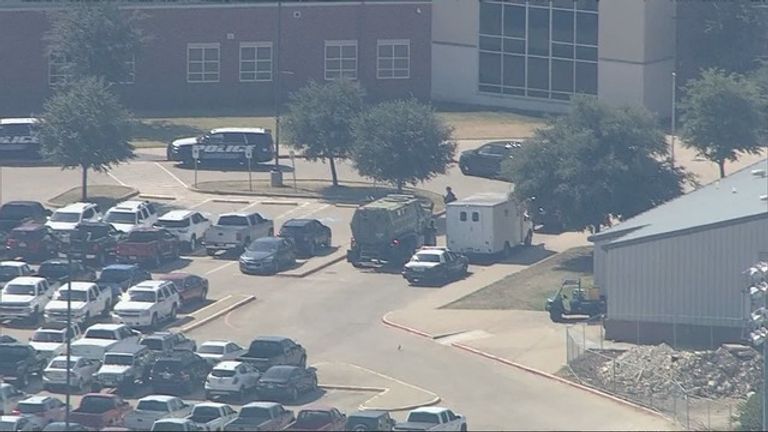 الشرطة الأمريكية تغلق مدرسة بتكساس لاشتباه في