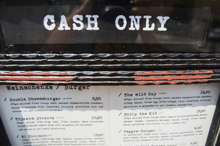 لائحة طعام مطعم في فيينا ذكر عليها أن الدفع نقدا لا غير - أ.ف.ب النمساويون الأكثر تمسكا بالدفع النقدي داخل أوروبا