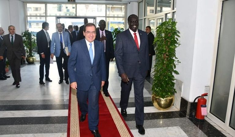 وزير البترول المصري ونظيره بجنوب السودان   مسلح قرب حقل نفط في جنوب السودان - رويترز