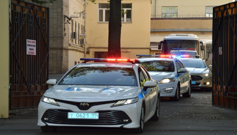 حافلات تغادر سجنا بموسكو وسط حراسة الشرطة