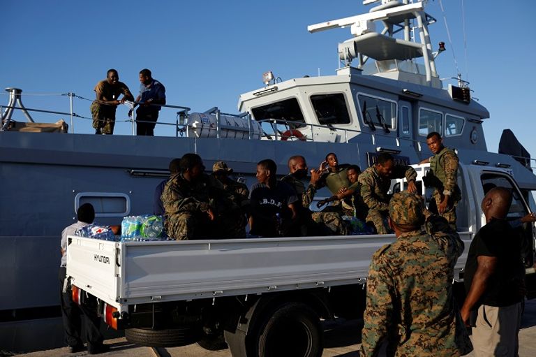 المئات يفرون بالقوارب والطائرات