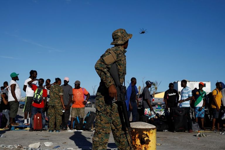 المئات يفرون بالقوارب والطائرات