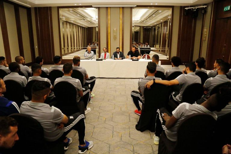 سالم الشامسي مالك بيراميدز مع اللاعبين سالم الشامسي مالك بيراميدز مع اللاعبين