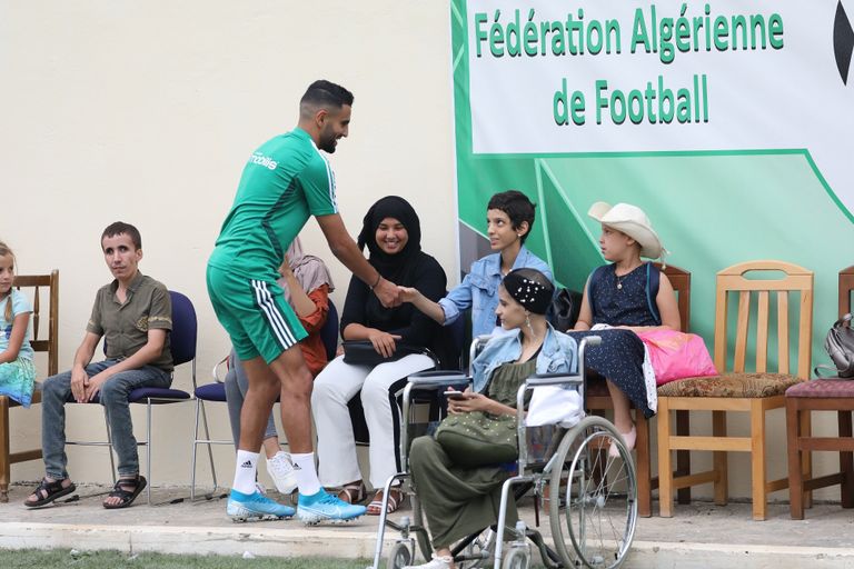 نجوم الجزائر مع أطفال مصابين بمرض السرطان