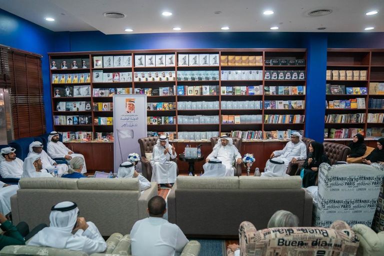 الدكتور علي راشد النعيمي متحدثا خلال الندوة