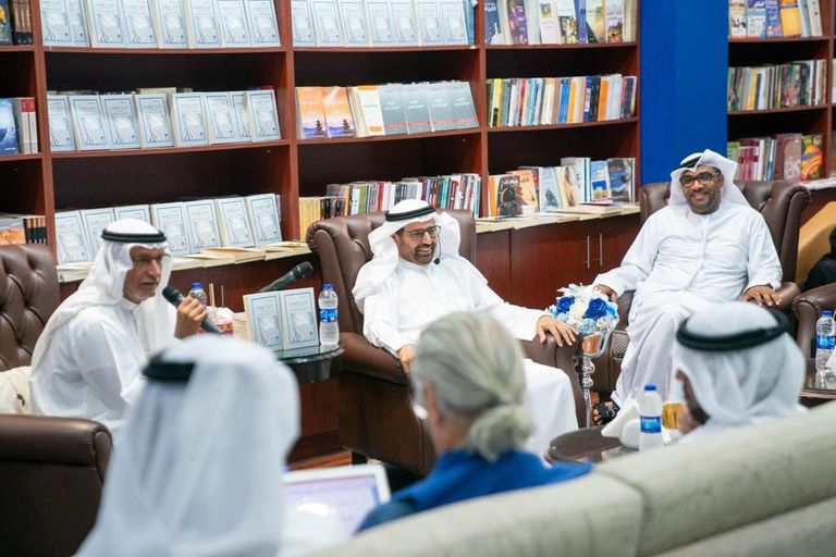 الدكتور علي راشد النعيمي متحدثا خلال الندوة