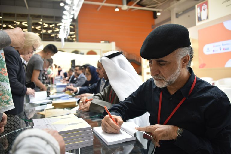 المبدعون الإماراتيون يوقعون على إصداراتهم المترجمة أمام الجمهور الروسي