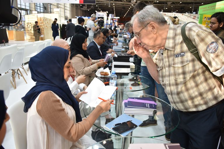 المبدعون الإماراتيون يوقعون على إصداراتهم المترجمة أمام الجمهور الروسي