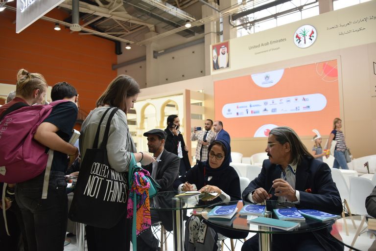 المبدعون الإماراتيون يوقعون على إصداراتهم المترجمة أمام الجمهور الروسي