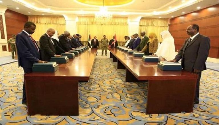 أعضاء الحكومة السودانية يؤدون اليمين الدستورية