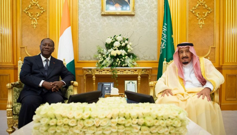 العاهل السعودي خلال استقبال رئيس كوت ديفوار