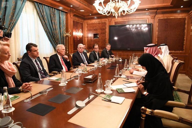 ولي العهد السعودي خلال استقبال عضوي مجلس الشيوخ الأمريكي
