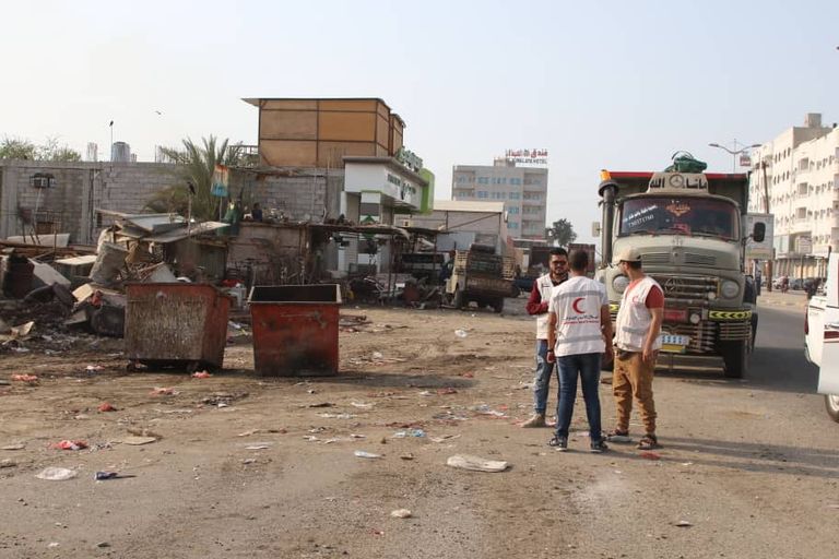 الهلال الأحمر الإماراتي ينفذ عملية نظافة في عدن