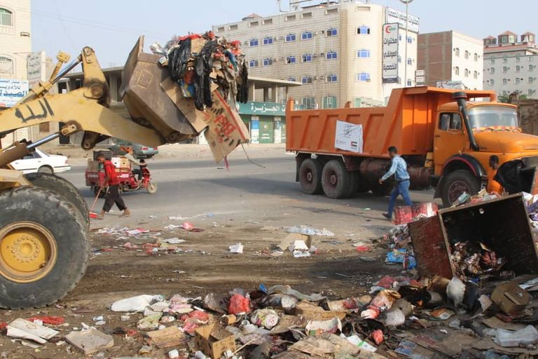 الهلال الأحمر الإماراتي ينفذ عملية نظافة في عدن