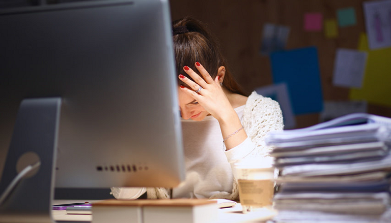 متلازمة النَصّ العُنقي تصيب الرقبة نتيجة فرط استخدام الهواتف والشاشات