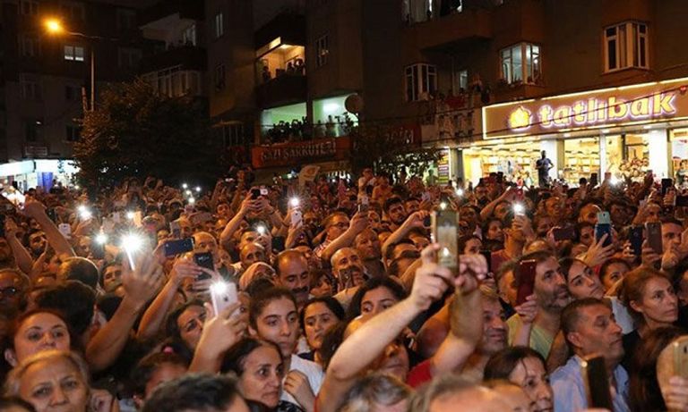 إمام أوغلو رئيس بلدية إسطنبول يخاطب الحشود