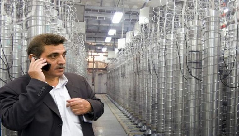 مسؤول إيراني وسط أجهزة الطرد المركزي
