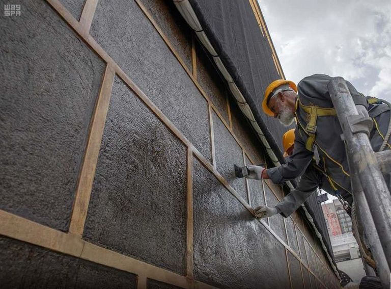 استكمال أعمال الصيانة للكعبة المشرفة