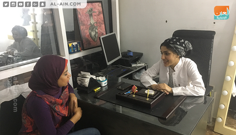 أسماء فيصل تزين إحدى عرائسها