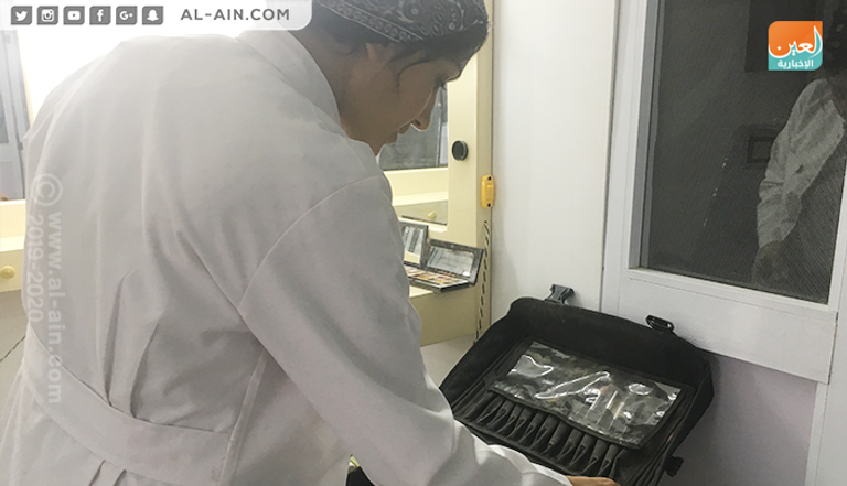 أسماء فيصل تزين إحدى عرائسها