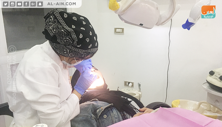 أسماء فيصل تزين إحدى عرائسها