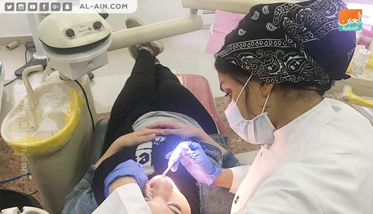 أسماء فيصل تزين إحدى عرائسها