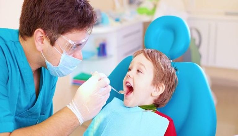 خلع الأسنان المبكر للأطفال شيء خطير يمكن أن يؤدي لمشكلة في أسنانه
