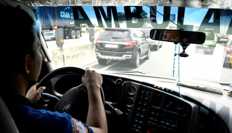 سائق سيارة إسعاف يقود في زحام السير بالعاصمة مانيلا