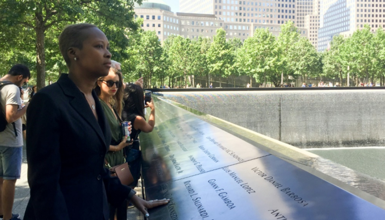 جاكلين فيبرييت أمام نصب ضحايا هجمات 11 سبتمبر 2001