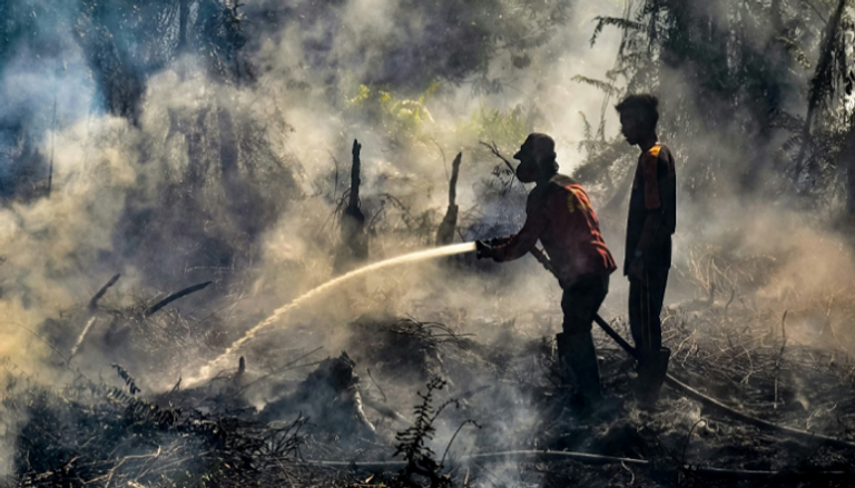 الضباب الدخاني ناجم عن حرائق الغابات في إندونيسيا المجاورة