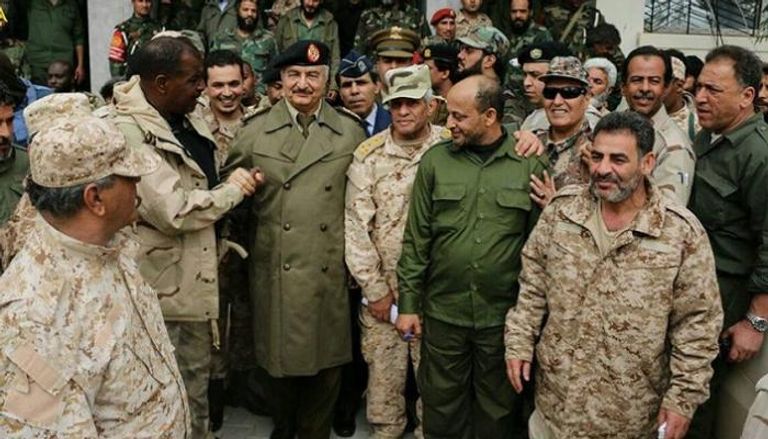 قائد الجيش الليبي خليفة حفتر بين قواته إبان معارك بنغازي