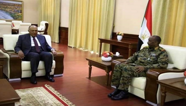 رئيس المجلس السيادي السوداني خلال لقاء وزير الخارجية المصري