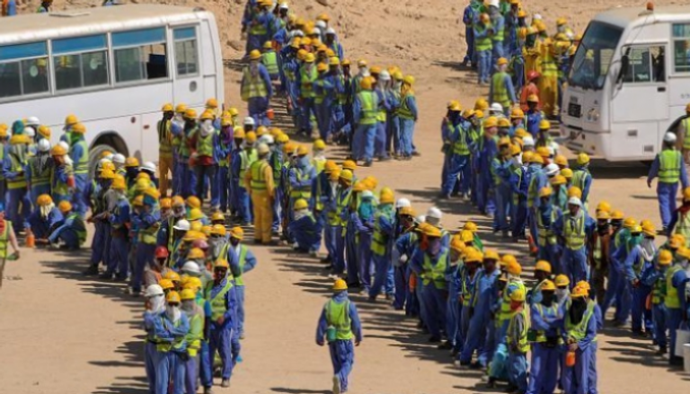 عمال الملاعب في قطر يتعرضون لانتهاكات ممنهجة