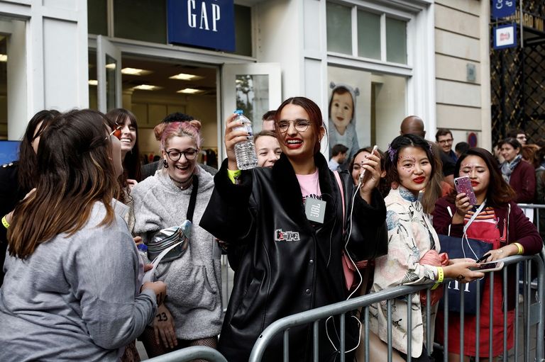 محبو المغنية الأمريكية في باريس