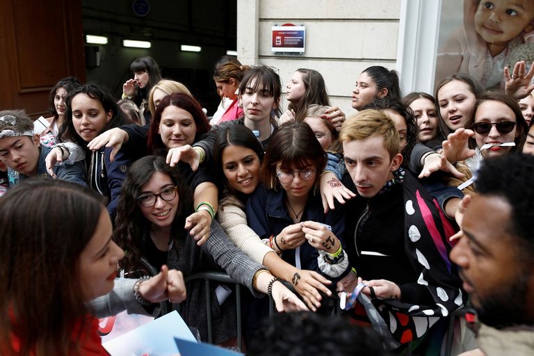 محبو المغنية الأمريكية في باريس