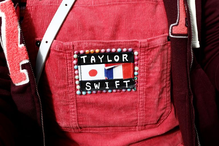 محبو المغنية الأمريكية في باريس