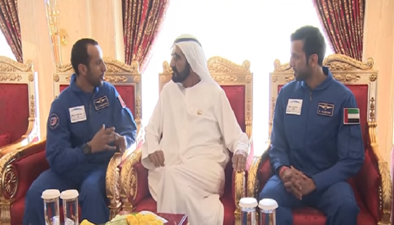 محمد بن راشد آل مكتوم بين رائدي الفضاء الإماراتيين