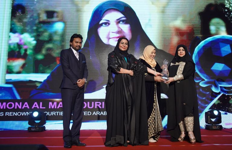 جانب من تكريم منى المنصوري في ماليزيا