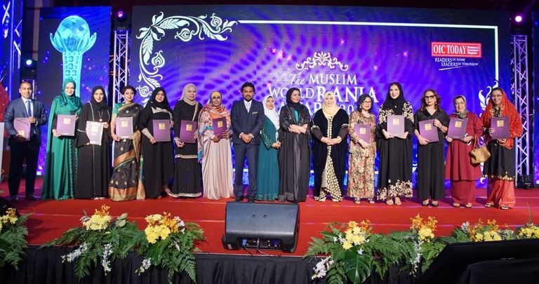 جانب من تكريم منى المنصوري في ماليزيا