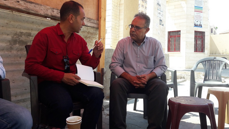 الروائي الفلسطيني هاني السالمي خلال توقيع روايته