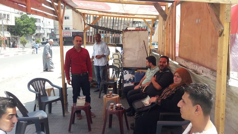 الروائي الفلسطيني هاني السالمي خلال توقيع روايته