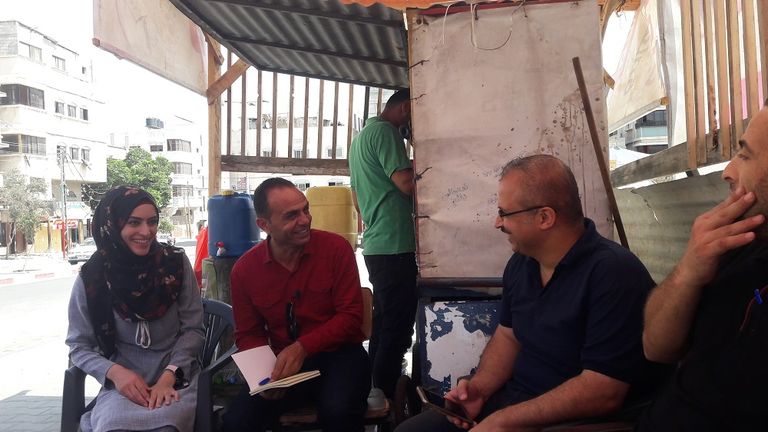 الروائي الفلسطيني هاني السالمي خلال توقيع روايته