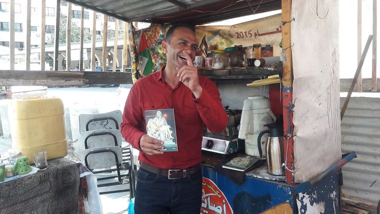 الروائي الفلسطيني هاني السالمي خلال توقيع روايته